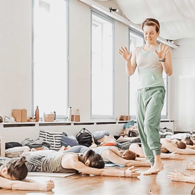 Nancy erklärend bei einer praktischen Yoga Einheit