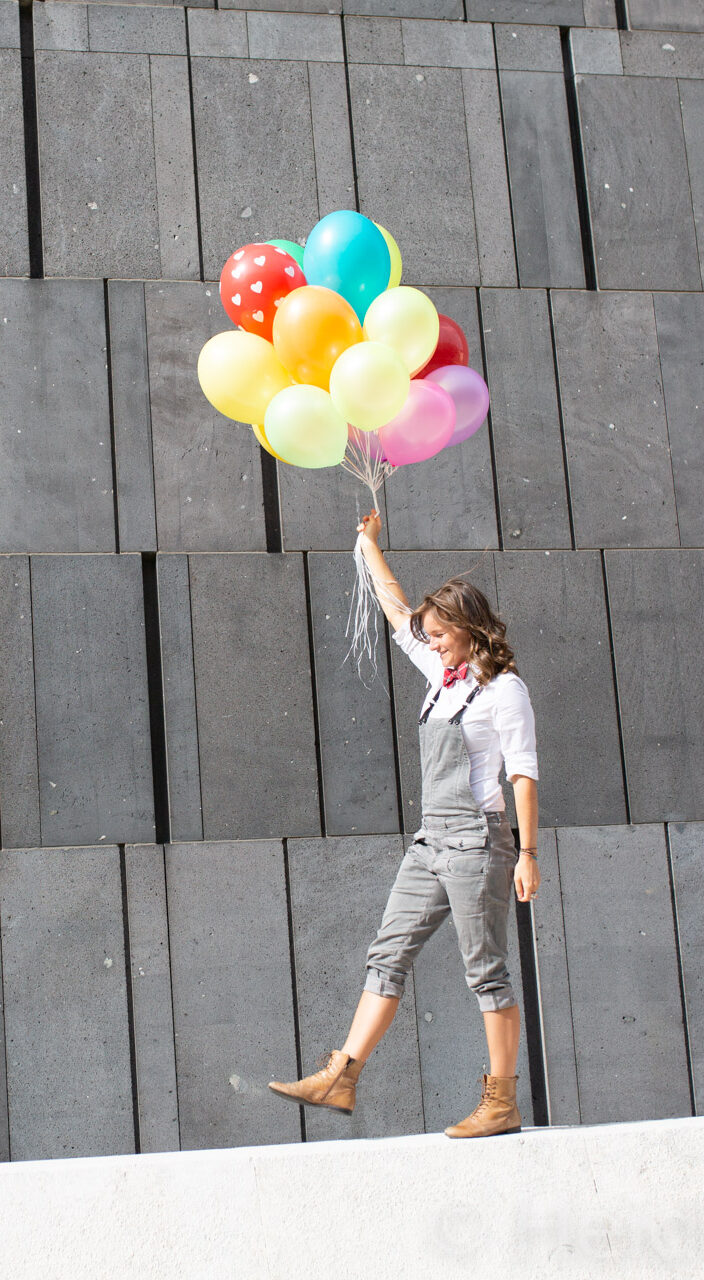 Nancy mit Luftballons Bild von Frau mit einem Bündel Luftballons in der Hand